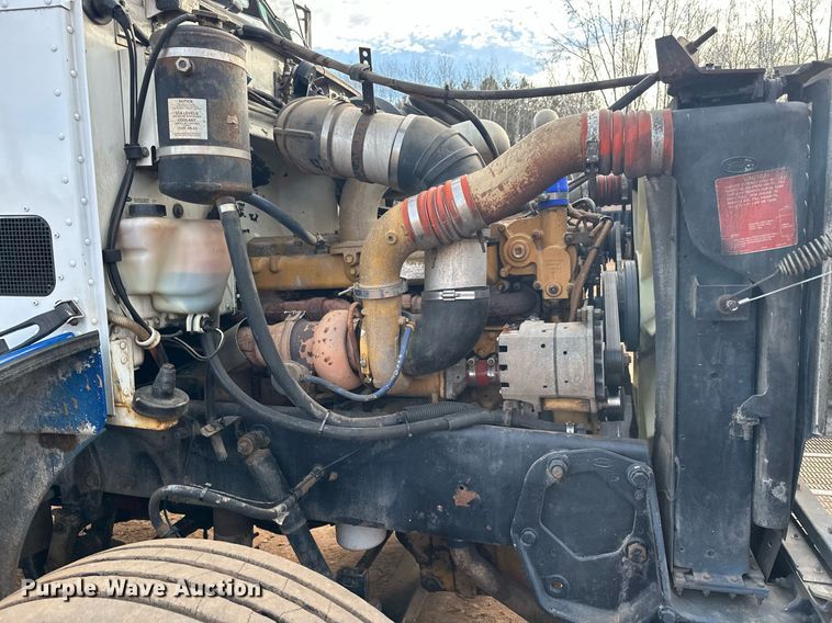 image for item LO9366 2000 Peterbilt 385  dump truck