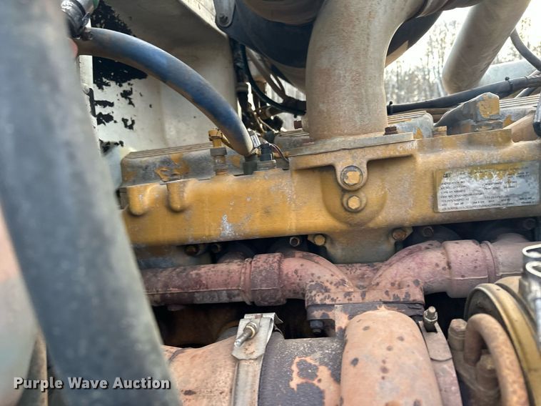 image for item LO9366 2000 Peterbilt 385  dump truck