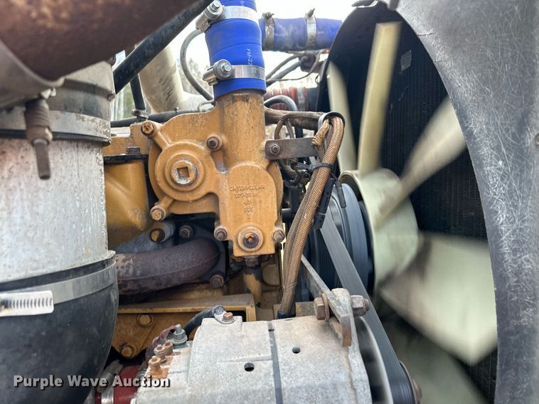 image for item LO9366 2000 Peterbilt 385  dump truck