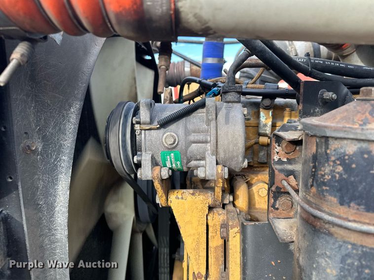 image for item LO9366 2000 Peterbilt 385  dump truck