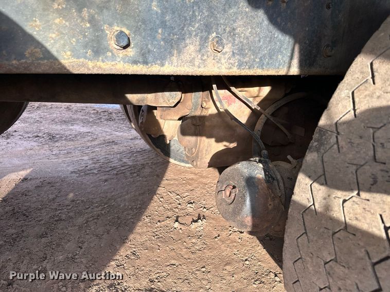 image for item LO9366 2000 Peterbilt 385  dump truck