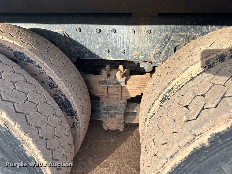 image for item LO9366 2000 Peterbilt 385  dump truck