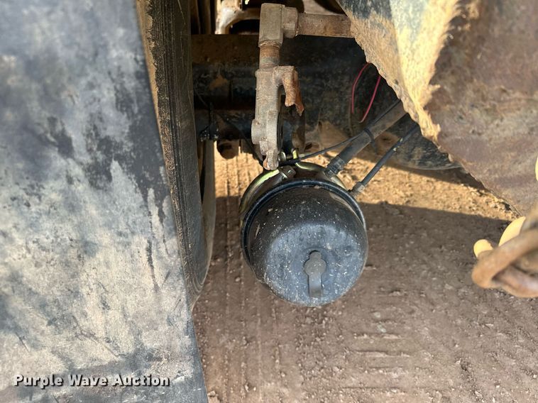 image for item LO9366 2000 Peterbilt 385  dump truck