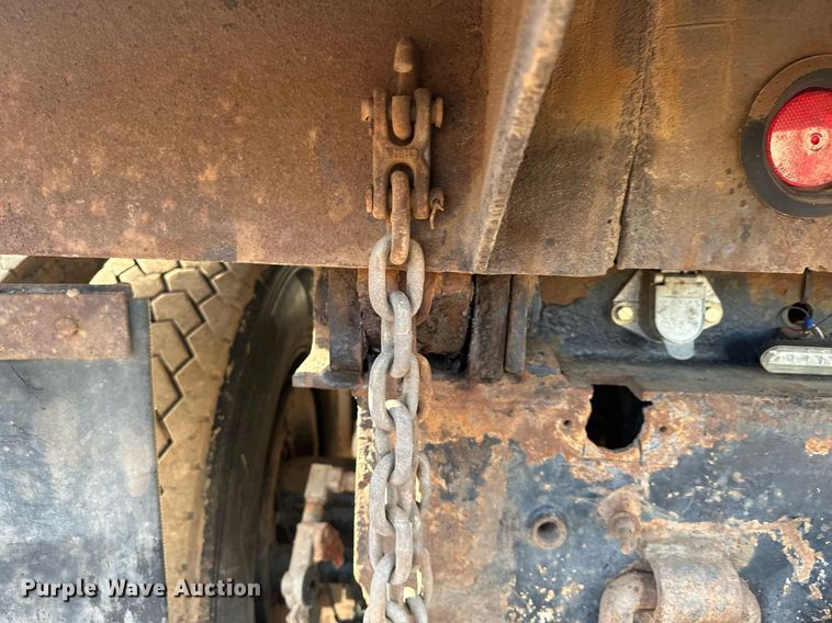 image for item LO9366 2000 Peterbilt 385  dump truck