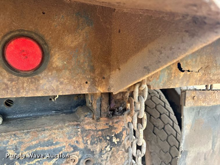 image for item LO9366 2000 Peterbilt 385  dump truck