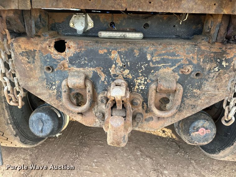 image for item LO9366 2000 Peterbilt 385  dump truck