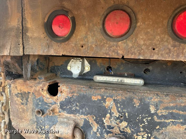 image for item LO9366 2000 Peterbilt 385  dump truck