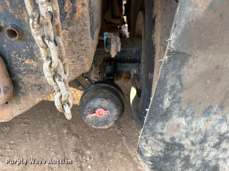 image for item LO9366 2000 Peterbilt 385  dump truck