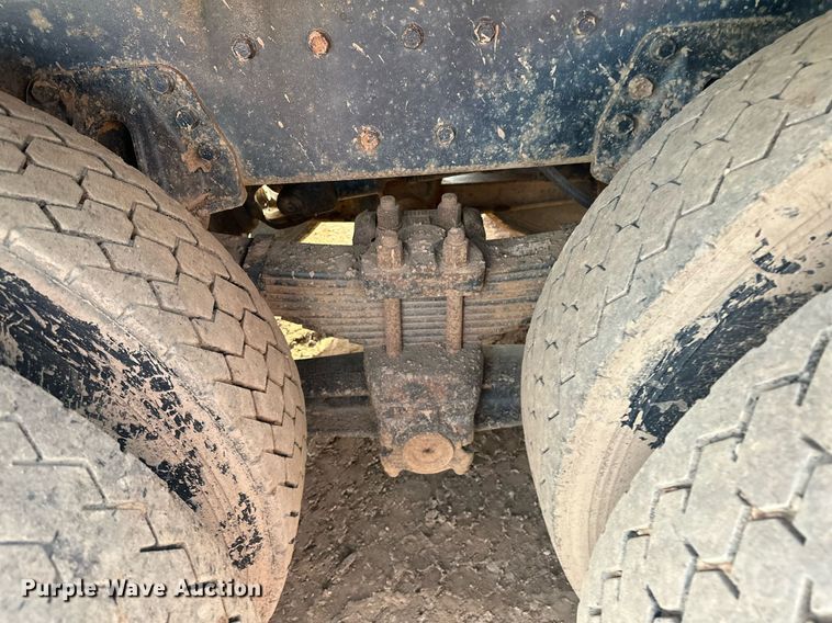 image for item LO9366 2000 Peterbilt 385  dump truck