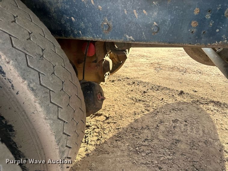 image for item LO9366 2000 Peterbilt 385  dump truck