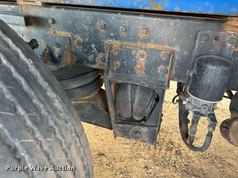 image for item LO9366 2000 Peterbilt 385  dump truck