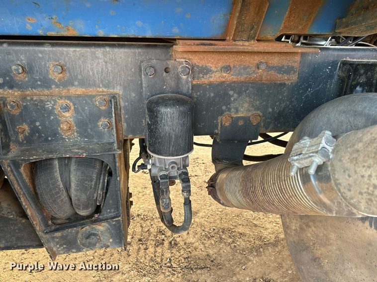 image for item LO9366 2000 Peterbilt 385  dump truck