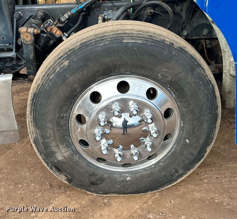 image for item LO9366 2000 Peterbilt 385  dump truck