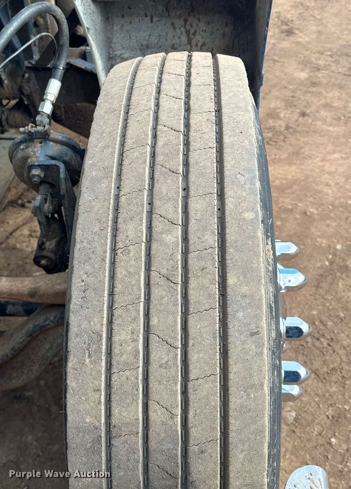 image for item LO9366 2000 Peterbilt 385  dump truck