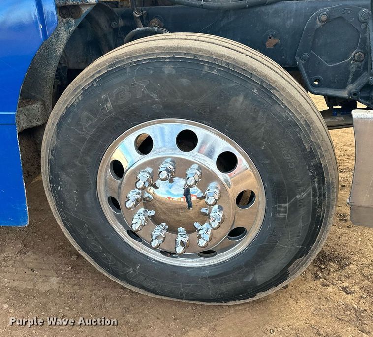 image for item LO9366 2000 Peterbilt 385  dump truck