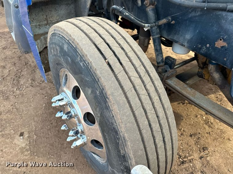 image for item LO9366 2000 Peterbilt 385  dump truck