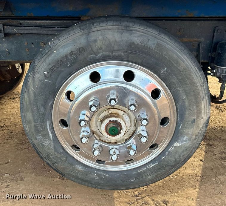 image for item LO9366 2000 Peterbilt 385  dump truck