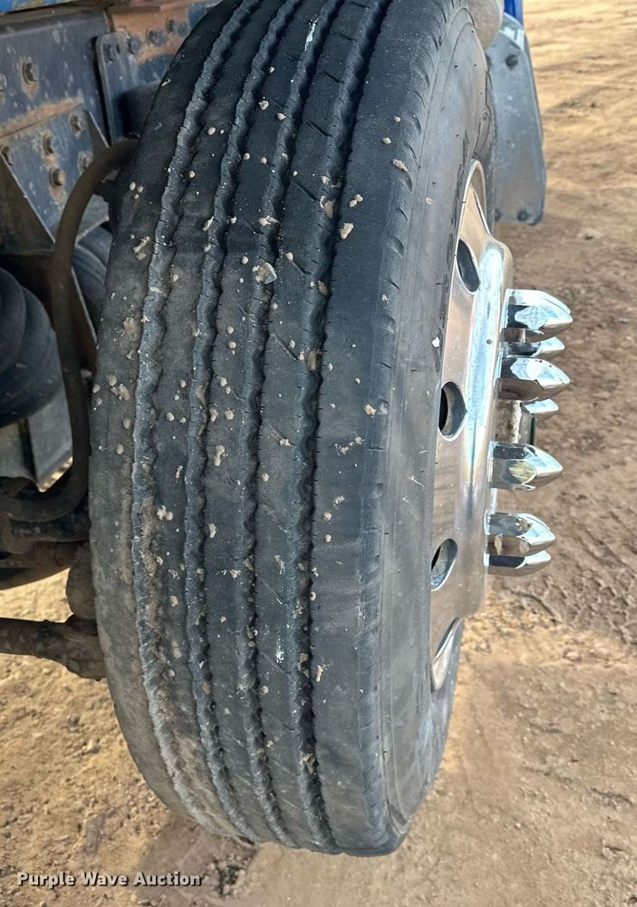 image for item LO9366 2000 Peterbilt 385  dump truck