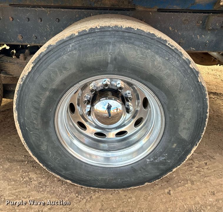 image for item LO9366 2000 Peterbilt 385  dump truck