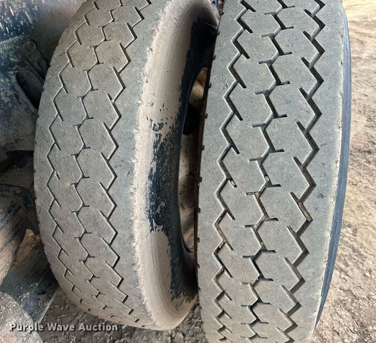 image for item LO9366 2000 Peterbilt 385  dump truck