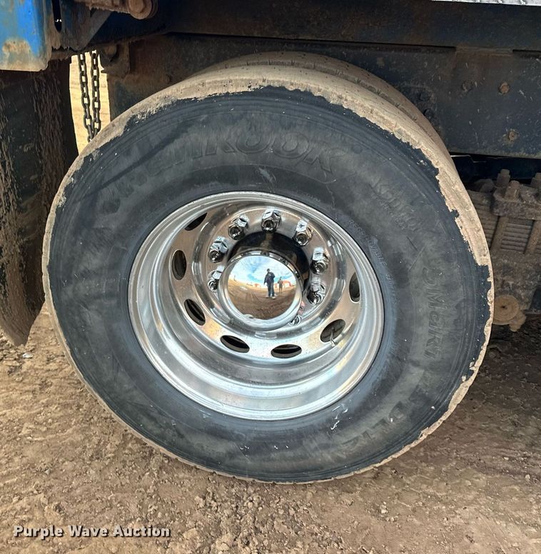 image for item LO9366 2000 Peterbilt 385  dump truck