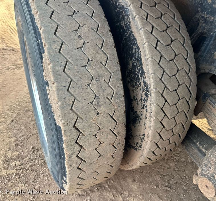 image for item LO9366 2000 Peterbilt 385  dump truck