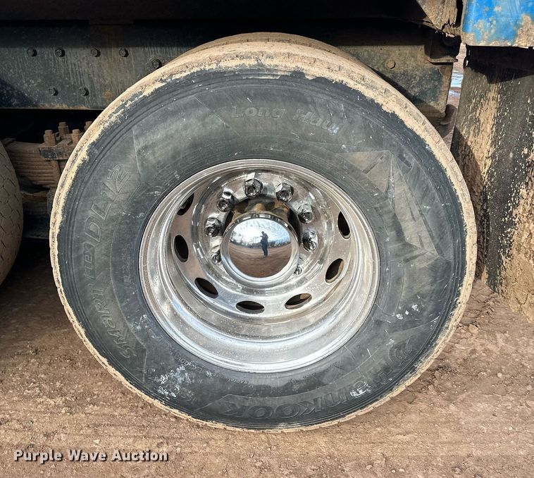 image for item LO9366 2000 Peterbilt 385  dump truck