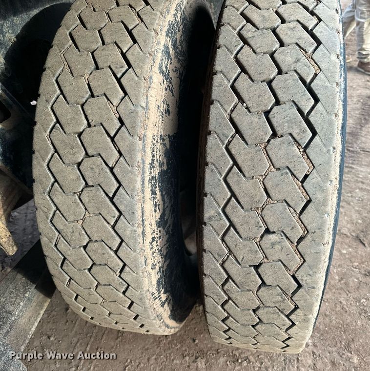 image for item LO9366 2000 Peterbilt 385  dump truck