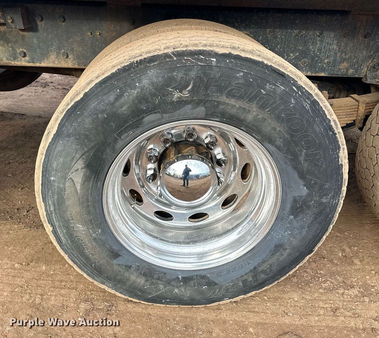 image for item LO9366 2000 Peterbilt 385  dump truck