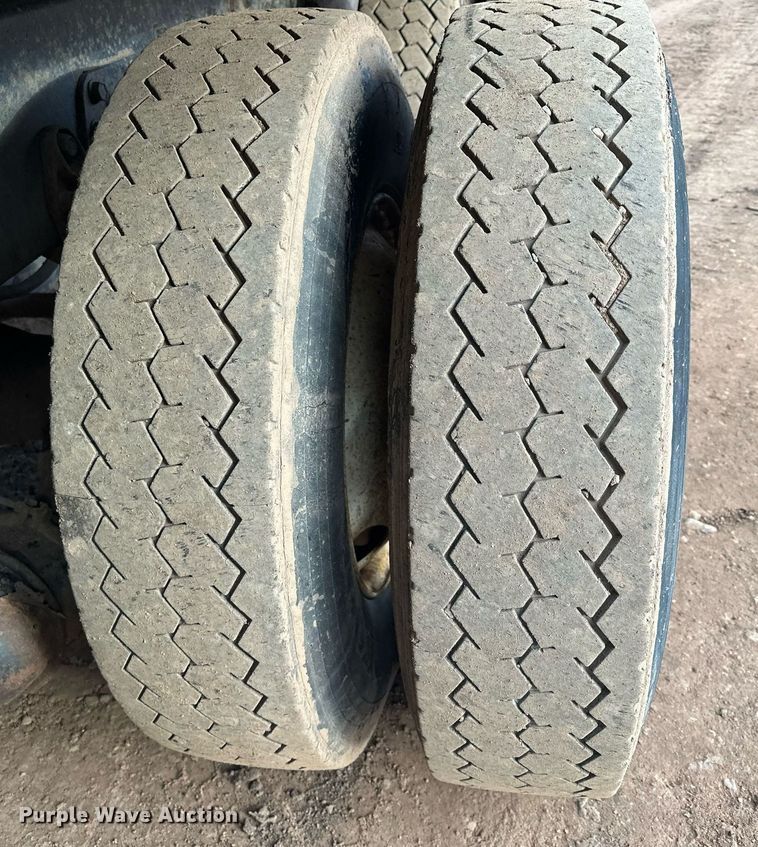 image for item LO9366 2000 Peterbilt 385  dump truck