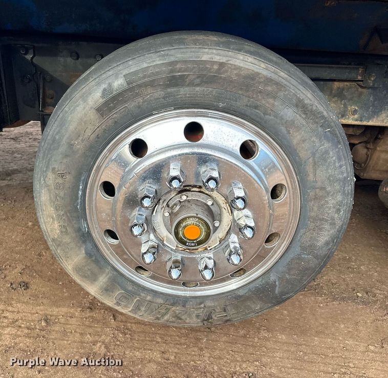 image for item LO9366 2000 Peterbilt 385  dump truck