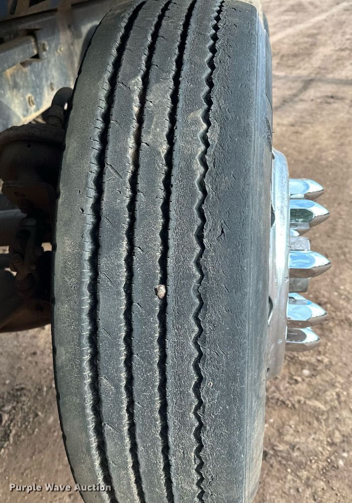 image for item LO9366 2000 Peterbilt 385  dump truck