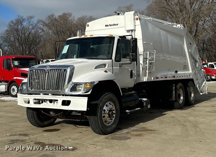 image for item LO9370 2006 International 7400  refuse truck