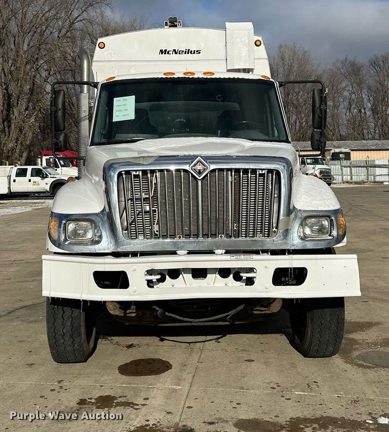 image for item LO9370 2006 International 7400  refuse truck