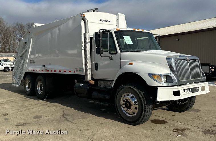 image for item LO9370 2006 International 7400  refuse truck
