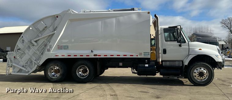 image for item LO9370 2006 International 7400  refuse truck