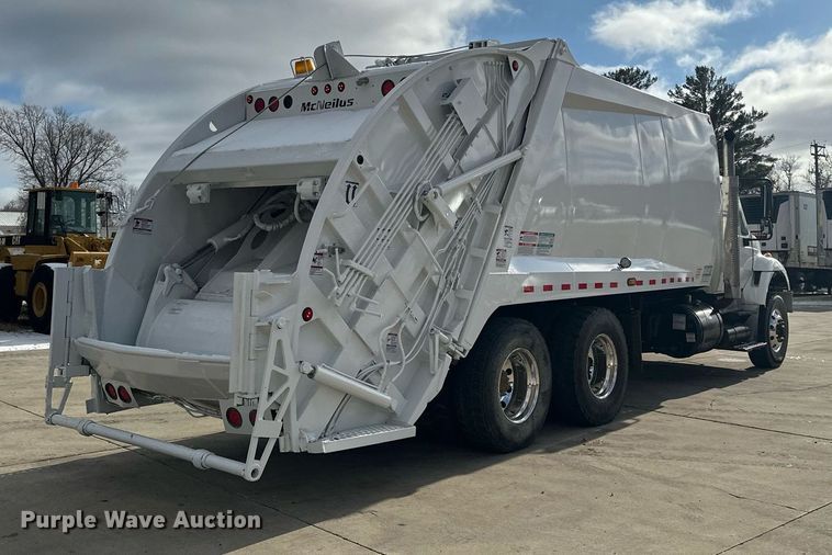 image for item LO9370 2006 International 7400  refuse truck