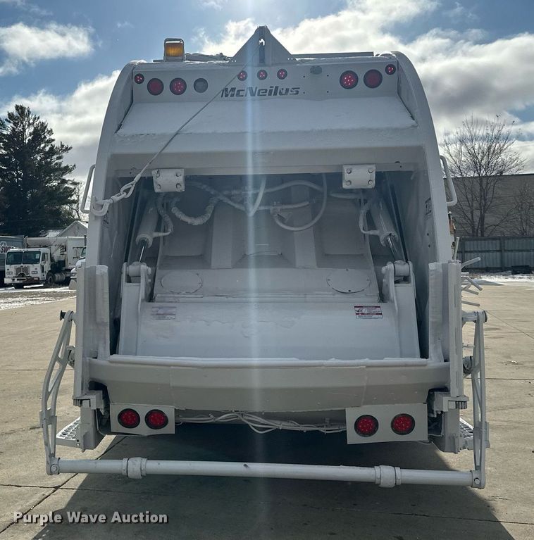 image for item LO9370 2006 International 7400  refuse truck