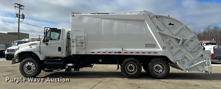 image for item LO9370 2006 International 7400  refuse truck