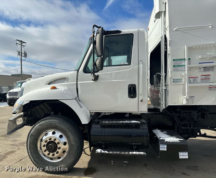 image for item LO9370 2006 International 7400  refuse truck