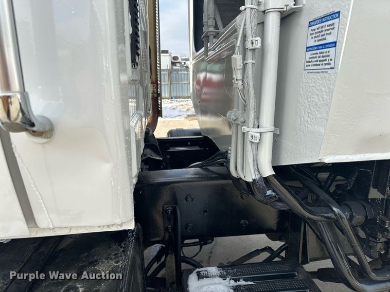 image for item LO9370 2006 International 7400  refuse truck