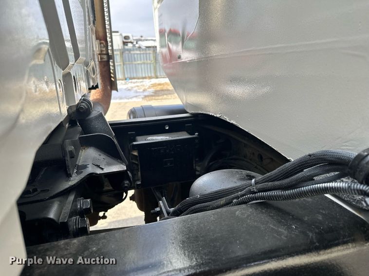 image for item LO9370 2006 International 7400  refuse truck