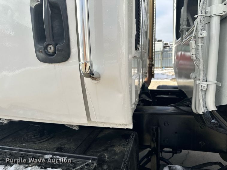 image for item LO9370 2006 International 7400  refuse truck