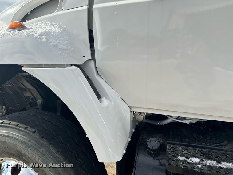 image for item LO9370 2006 International 7400  refuse truck