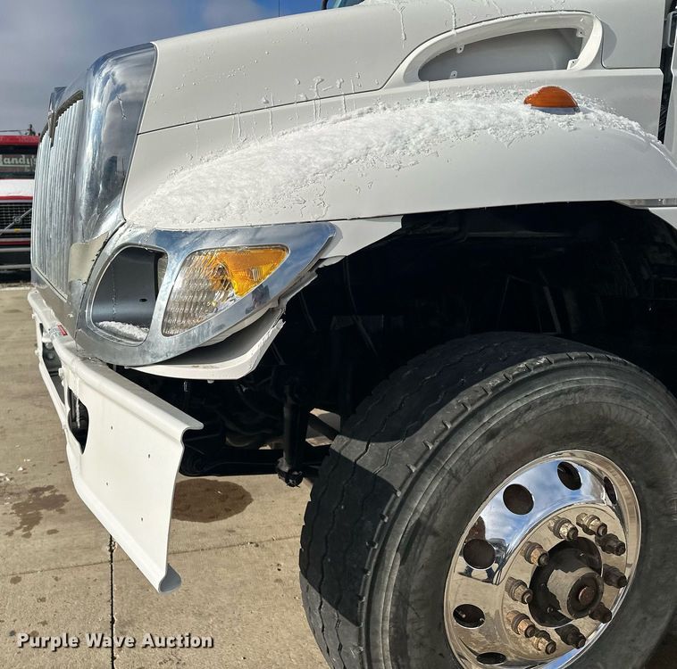 image for item LO9370 2006 International 7400  refuse truck