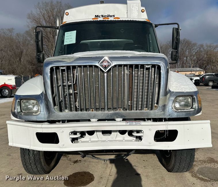 image for item LO9370 2006 International 7400  refuse truck
