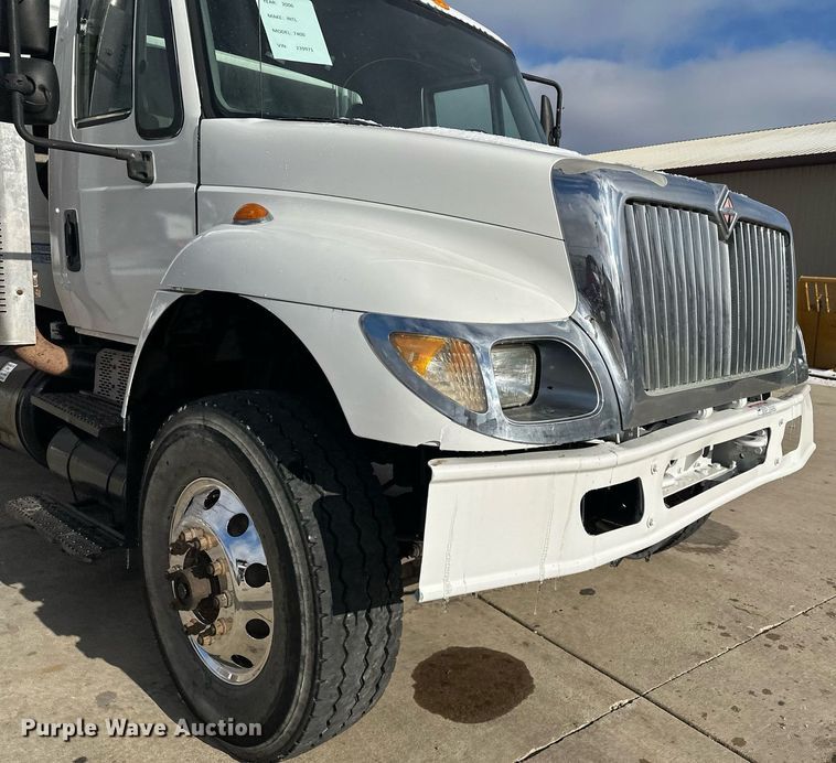 image for item LO9370 2006 International 7400  refuse truck