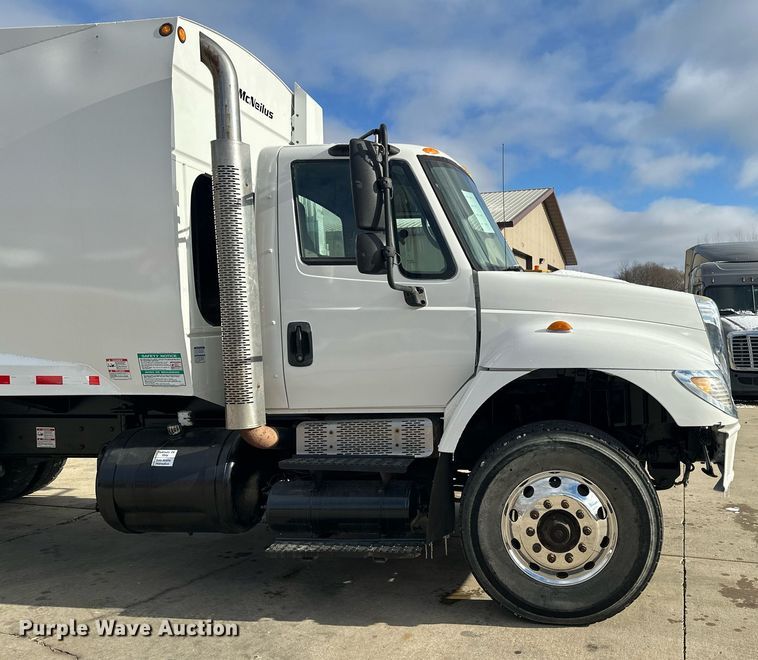 image for item LO9370 2006 International 7400  refuse truck