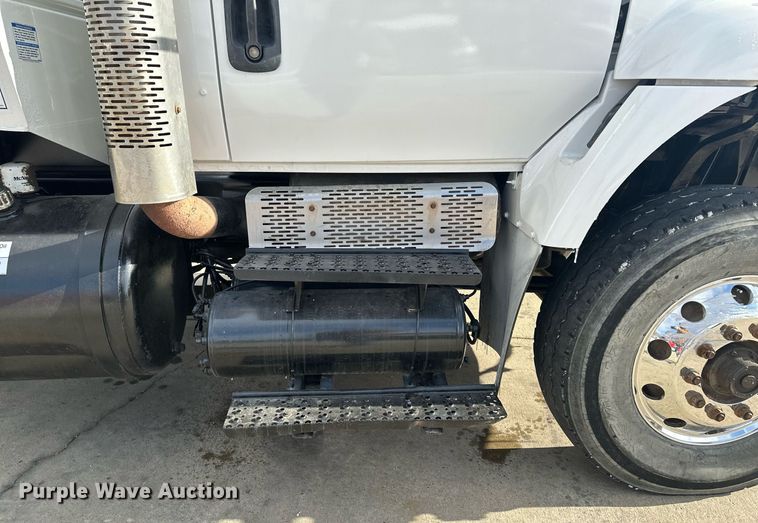 image for item LO9370 2006 International 7400  refuse truck