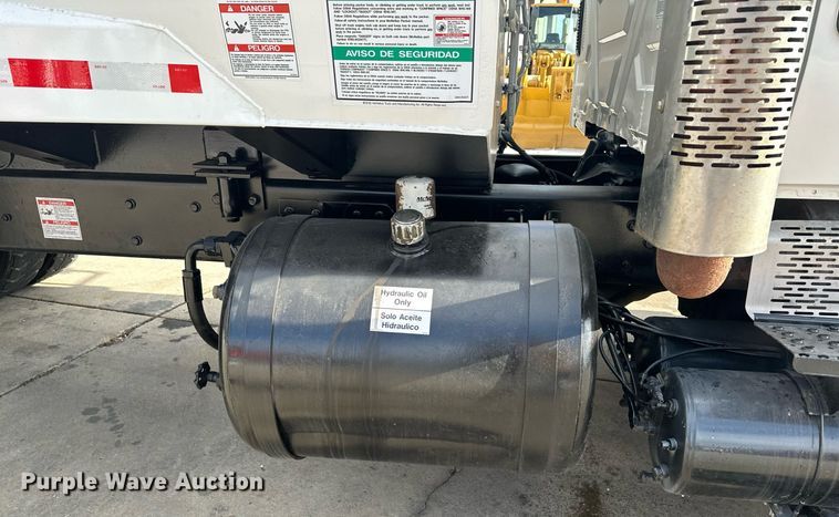 image for item LO9370 2006 International 7400  refuse truck